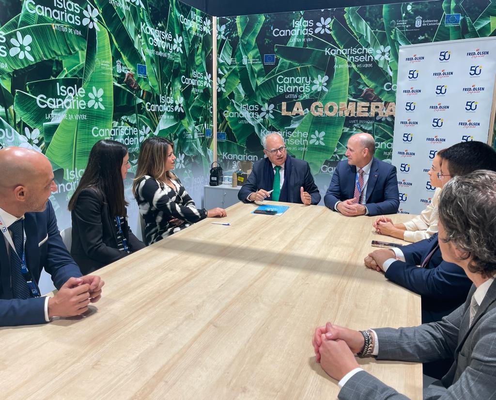 Autoridades de La Gomera y Fred Olsen Express se reúnen en Fitur con